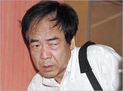 生徒にセクハラ・パワハラ疑惑、『週刊女性』が若林健治に直撃取材を行った場面