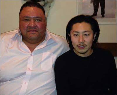 小松崎太郎容疑者と曙太郎のツーショット