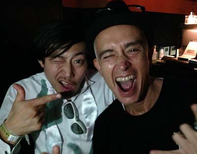 小松崎太郎容疑者がフェイスブックに投稿したマーク・パンサーとのツーショット