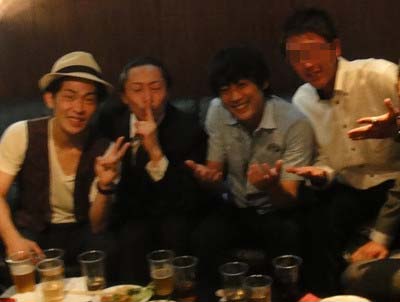 小松崎太郎容疑者がフェイスブックに投稿したフルーツポンチ・村上、ジャンブルポケット・太田との写真