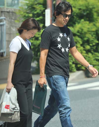 女性セブンが2017年5月に撮影した江口洋介と森高千里のプライベートツーショット