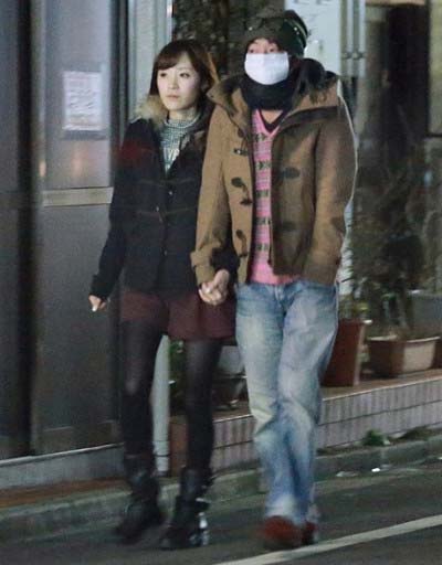 フライデーが撮影した陣内智則と小林真由のツーショット