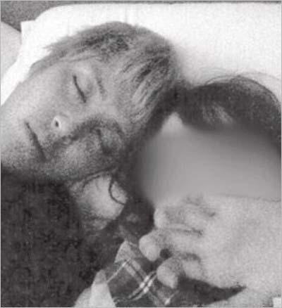 手越祐也と元地下アイドル・みかのベッド写真2枚目