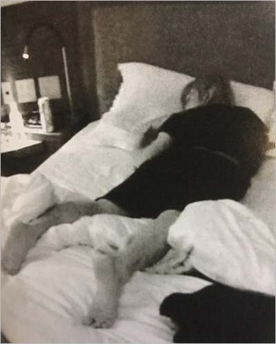 フラッシュ掲載の手越祐也ベッド写真