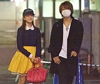 『週刊文春』掲載の阿部顕嵐とHKT48村重杏奈の深夜デートツーショット3枚目