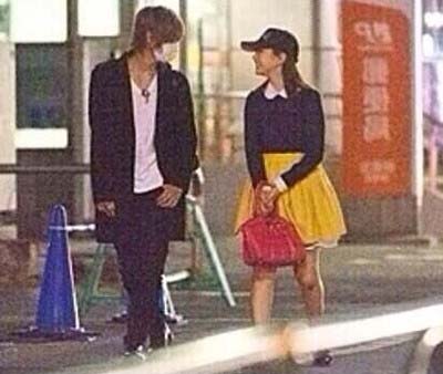 『週刊文春』掲載の阿部顕嵐とHKT48村重杏奈の深夜デートツーショット2枚目