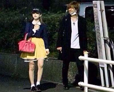 『週刊文春』掲載の阿部顕嵐とHKT48村重杏奈の深夜デートツーショット4枚目