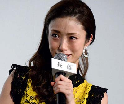 映画『昼顔』公開初日舞台あいさつで号泣した上戸彩