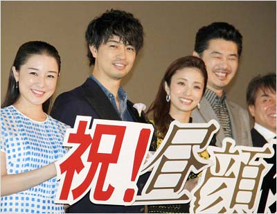 映画『昼顔』公開初日舞台あいさつに出席した出演者