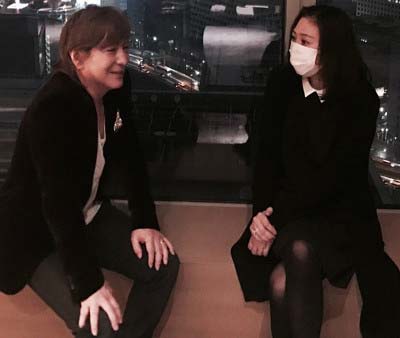 病気後に撮影の小室哲哉とKEIKO