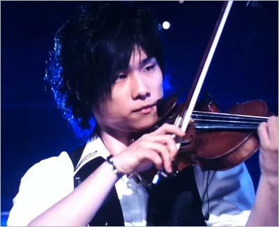 バイオリン演奏する後藤泰観