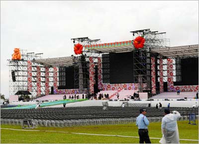 AKB48選抜総選挙に向けて建設されていたステージ(15日・豊見城市豊崎海浜公園)