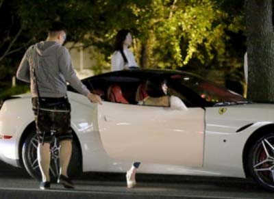 フライデー掲載、中国系セレブ彼氏と森下悠里がフェラーリ乗る姿