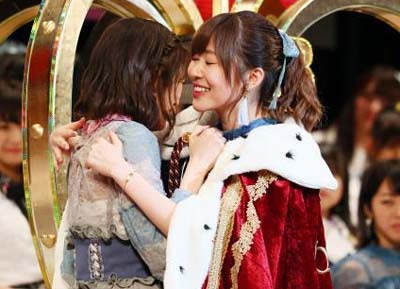 AKB48選抜総選挙のステージ上で、抱擁を交わした渡辺麻友と指原莉乃