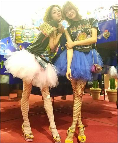 山田優が5月13日にインスタグラムへ投稿した西山茉希とのツーショット全体写真