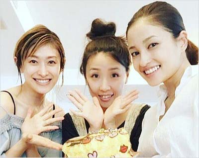 山田優が5月29日にインスタグラムへ投稿した黒木メイサらとの写真