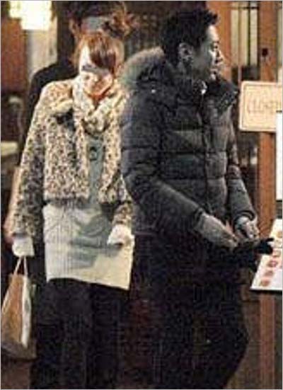 フライデー撮影の小泉孝太郎と銀座ホステスのツーショット1枚目