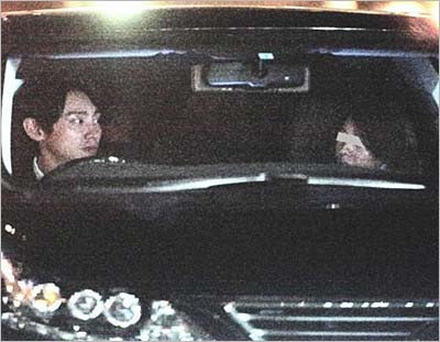 女性セブンが撮影の小泉孝太郎と茶髪美女との車内ツーショット