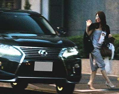 女性セブンが撮影の小泉孝太郎と茶髪美女とのラストツーショット