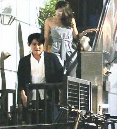 女性セブンが撮影の小泉孝太郎と茶髪美女とのファーストツーショット