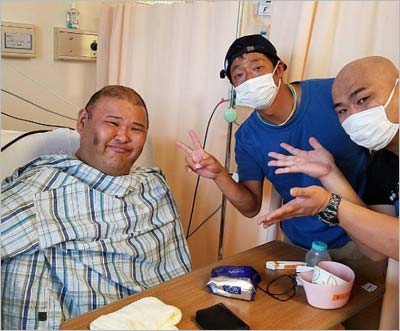 安田大サーカス・団長安田がインスタグラムに投稿したスリーショット