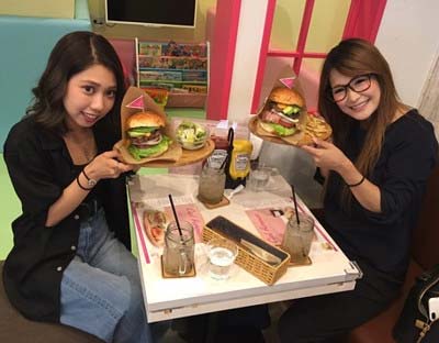 ハンバーガーショップ『Ciel Amour(シエル アムール)』プレオープンに行ったギャル曽根&薬丸裕英の長女・Remi