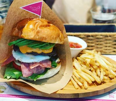 ハンバーガーショップ『Ciel Amour(シエル アムール)』のアボカドバーガー?