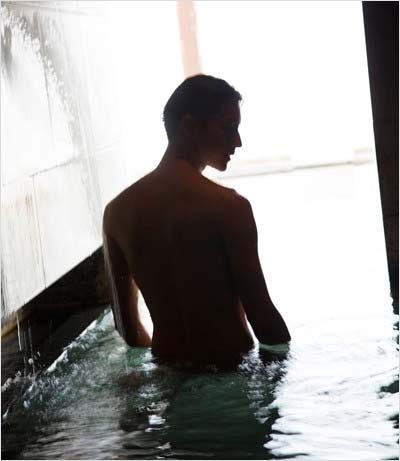 田口淳之介の写真集の肌見せショット