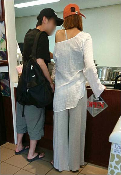 サイパン空港で撮影の滝沢カレンと彼氏のツーショット(週刊文春が撮影)