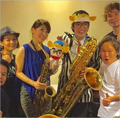 2016年9月、小林香織が出演の名古屋ブルーノート・2NDショウに、サプライズ登場したさかなクン