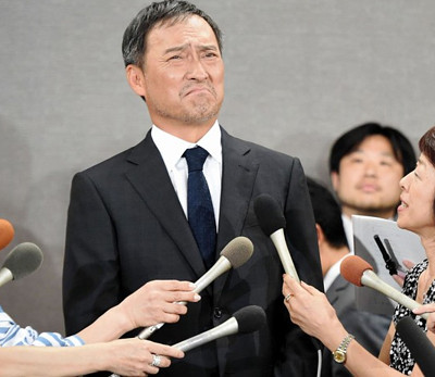 謝罪会見した渡辺謙2