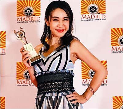 鈴木紗理奈がインスタグラムに投稿した『マドリード国際映画祭』で「最優秀外国映画主演女優賞」受賞時の写真