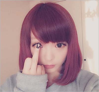 きゃりーぱみゅぱみゅの中指突き立て