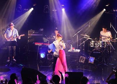 札幌ペニーレーン24で全国ツアー初日公演を行った高橋みなみ、ステージ全体写真