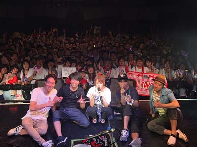 札幌ペニーレーン24で全国ツアー初日公演を行った高橋みなみ、会場客との写真