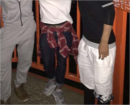 『生き物にサンキュー&世界の怖い夜 合体3時間』で紹介された心霊写真の元画像、足元部分の拡大