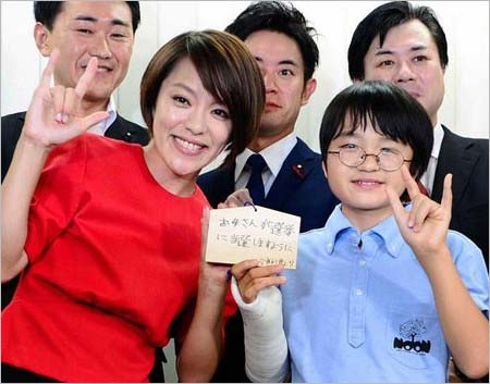 今井絵理子議員と長男・礼夢（らいむ）の議員当選時のツーショット