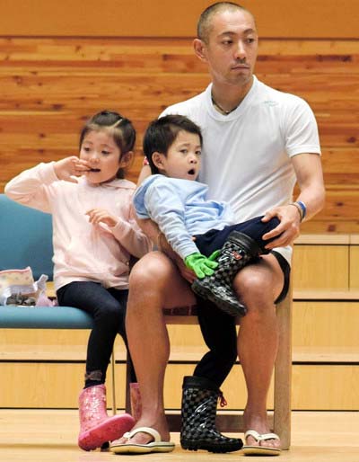 ABMORI2017の開会式で撮影の 麗禾ちゃん(左)、勸玄君(中央)と市川海老蔵の写真