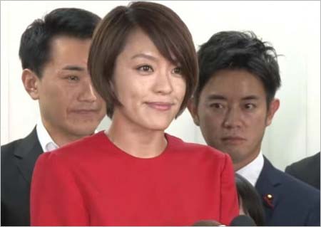 今井絵理子議員が参院選で当選した際の写真、後ろに橋本健議員の姿