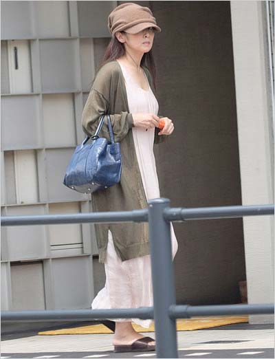 週刊文春が撮影した密会場所のマンションを訪れる斉藤由貴