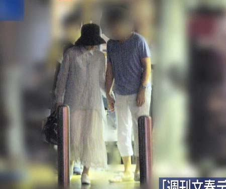 斉藤由貴とW不倫疑惑相手A氏の手繋ぎツーショット写真2枚目