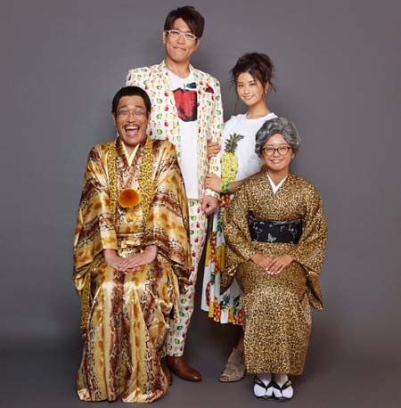 ピコ太郎、古坂大魔王、安枝瞳、多味の4ショット写真1枚目