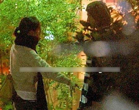 上原多香子と赤西仁のフライデーツーショット2枚目