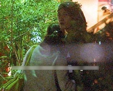 上原多香子と赤西仁のフライデーツーショット3枚目