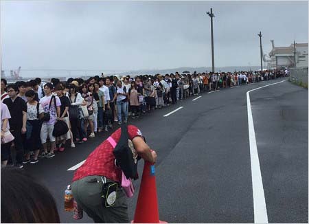 叶姉妹が夏コミ初出展で並ぶ長蛇の列