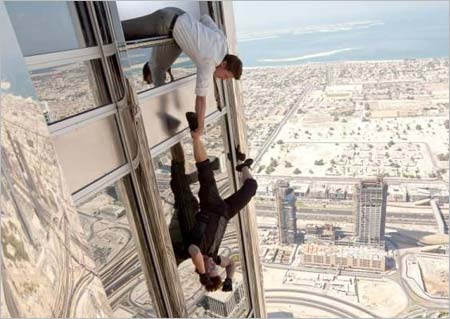 トム・クルーズが『ミッション:インポッシブル』でビルから宙吊りのスタントシーン