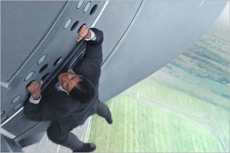 トム・クルーズが『ミッション:インポッシブル』で軍用飛行機にぶら下がっているシーン