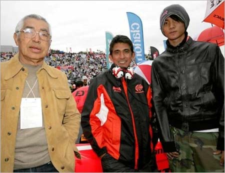 鈴木亜久里、祖父・正士と鈴木瑞翔のスリーショット