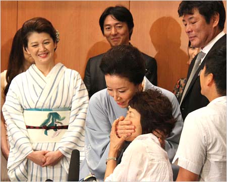 高畑淳子が女性リポーターの口塞ぎシーン