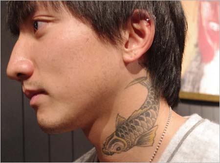 後藤祐樹が首に彫った鯉のタトゥー